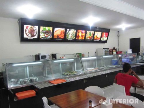 Interior restoran minimalis dengan rak display & display menu