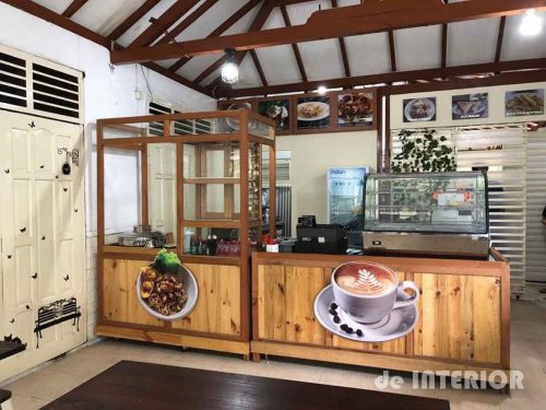 Interior kafe dengan nuansa kayu